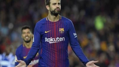 قبل الكلاسيكو..بيكيه يفتح النار على إدارة برشلونة