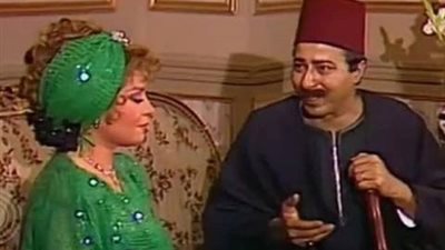 صفية العمري تحتفل بعيد ميلاد صلاح السعدني بصورة من كواليس ”ليالي الحلمية”