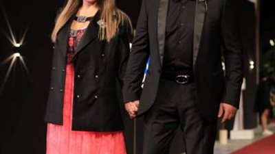 الحلوين.. زوجة أحمد السقا ترتدي ”جاكيت بدلة” في افتتاح مهرجان الجونة