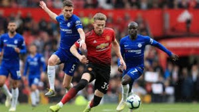 مانشستر يونايتد يتحدى تشيلسي في قمة مثيرة بالدوري الإنجليزي