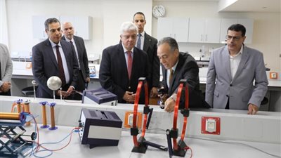 بالصور..  جولة ميدانية لوزير التعليم العالي بمدينة زويل للعلوم والتكنولوجيا