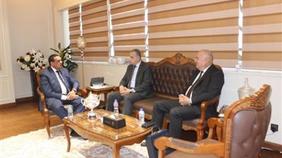وزير التنمية المحلية يُتابع مع محافظي سوهاج و قنا الموقف التنفيذي للمشروعات الخدمية