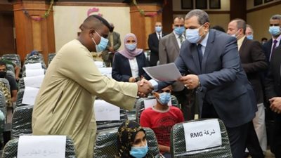 صور..وزير القوى العاملة يسلم 58 عقود عمل لذوي القدرات الخاصة