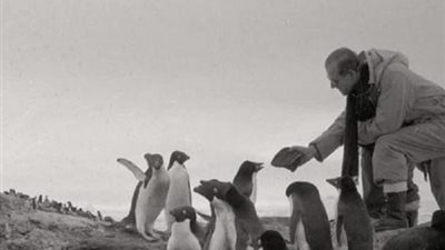 قصر باكنجهام يكشف عن لقطات نادرة لزيارة الأمير فيليب للمنطقة القطبية.. إليك التفاصيل