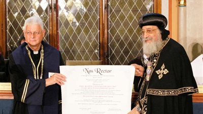 شاهد.. قداسة البابا يتسلم الدكتواره الفخرية من جامعة بازمان بيتر المجرية