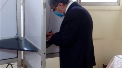 وزير الكهرباء يدلى بصوته في انتخابات النواب