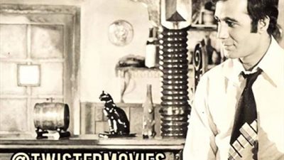 القمر.. رانيا محمود ياسين تستعيد ذكريات والدها بصورة نادرة