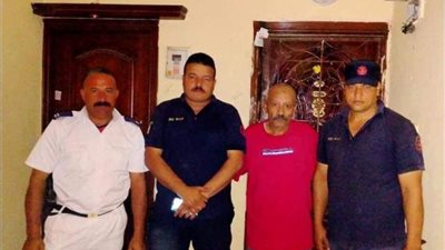 العثور على قط محشور فى باب منزل بالقناطر الخيرية