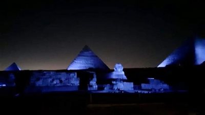 الأهرامات تضيء بلون علم الأمم المتحدة احتفالا بالذكرى الـ75 لإنشائها