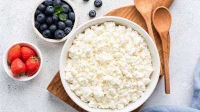 لماذا يُنصح بتناول الجبن القريش؟