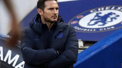 لامبارد ينتقد التحكيم بعد التعادل مع مانشستر يونايتد