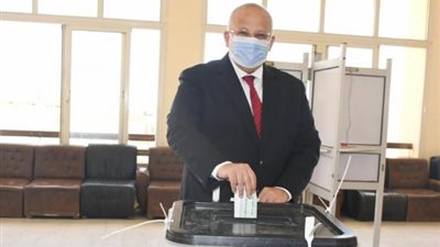 بالصور.. رئيس جامعة القاهرة يُدلي بصوته في انتخابات مجلس النواب