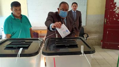بالصور .. رئيس جامعة حلوان يدلي بصوته في انتخابات مجلس النواب