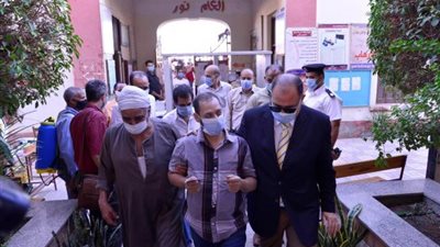 اللواء عصام سعد يصطحب كفيف إلى لجنته للادلاء بصوته في انتخابات مجلس النواب