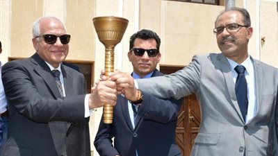 وزير الشباب والرياضة ومحافظ الجيزة يستقبلان شعلة أسبوع شباب الجامعات الـ 13