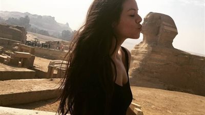 بـ ”قبلة لأبو الهول”.. الراقصة البرازيلية لوردينا تعبر عن حبها لمصر
