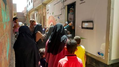 الخشت يستعرض تقريرا من عميد طب أسنان حول نتائج 4 قوافل علاجية وخدمية بعدة مناطق بالجيزة