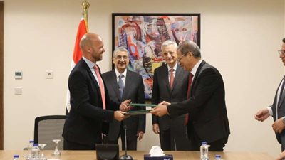 «شاكر» والسفير الفرنسي يشهدان توقيع مذكرتي تفاهم بين الكهرباء و«EDF» الفرنسية