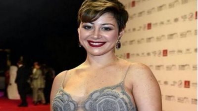 منة شلبي تدخل في علاقة عاطفية مع شاب أصغر منها..اعرف التفاصيل