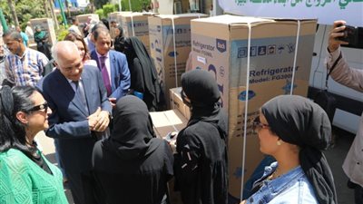 بالصور.. محافظ الجيزة يُسلم 108 جهازاً كهربائياً للفتيات المقبلات على الزواج