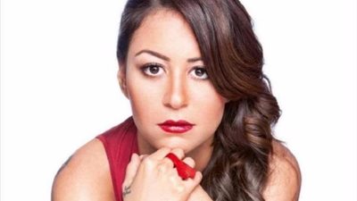 شاهد بالفيديو.. منة شلبي تقبل يد الفنانة يسرا وتثير جدلاً واسعاً