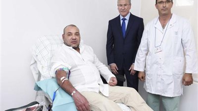 ملك المغرب يتفقد مصابي الزلزال ويتبرع بالدم