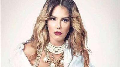 دنيا عبد العزيز في أول ظهور لها بعد تعرضها لإصابة في القدم