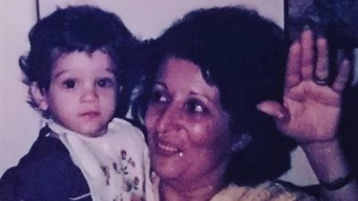 شاهد.. سميرة عبد العزيز في صورة نادرة تحمل عمر خورشيد