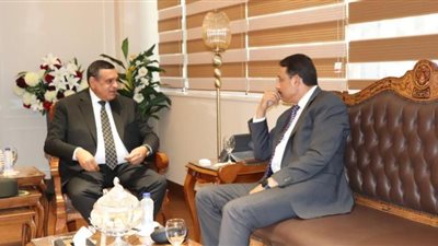 وزير التنمية المحلية يُتابع مع مستشار رئيس الجمهورية عدد من الملفات الهامة