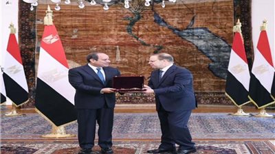 الرئيس السيسي يمنح وسام الجمهورية من الطبقة الأولى للمستشار حمادة الصاوي