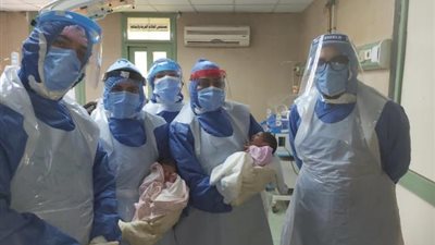بالتفاصيل والصور .. ولادة توأم لسيدة مصابة بفيروس كورونا بمستشفيات جامعة المنصورة