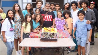 بالصور.. صناع مسلسل «أرواح خفية» يحتفلون بانتهاء التصوير