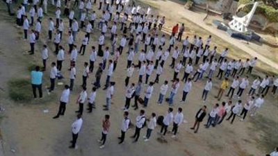 «شوقي» يشيد بتطبيق التباعد الاجتماعي في مدرسة بكفر الشيخ