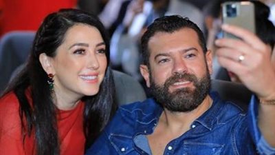 الحب كله.. عمرو يوسف يتغزل في زوجته في أحدث ظهور لهما