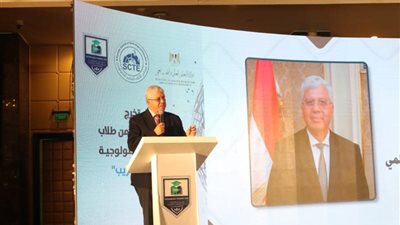 وزيرا التعليم العالي والعمل يشهدان حفل تخرج الدفعة الأولى من طلاب الجامعات التكنولوجية.. صور