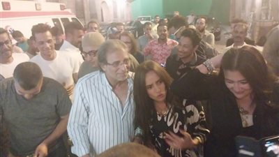 خالد يوسف يحتفل بعيد ميلاده في لوكيشن ”الإسكندراني”