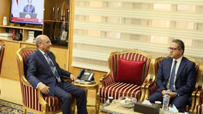 وزير العدل يبحث مع وزير السياحة تشريع جديد لتيسير تراخيص المنشآت الفندقية