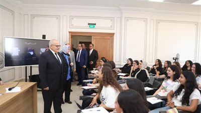 صور وفيديو.. طلاب جامعة القاهرة الدولية في أول أيام الدراسة
