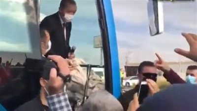 أردوغان يسخر من الفقراء..يطلبون منه الخبز فيوزع عليهم الشاي
