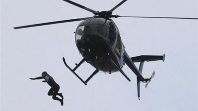 «مش هتصدق».. تجربة تحبس الأنفاس لشاب قفز من الطائرة بدون مظلة فما قصته؟