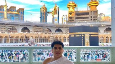 أنا مسلم مش كافر.. عمر كمال يثير ضجة بصورته أمام الكعبة بعد فيديو الراقصة البرازيلية لوردينا