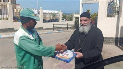 في حب سيدنا محمد.. قساوسة يوزعون حلاوة المولد علي المسلمين في الشوارع