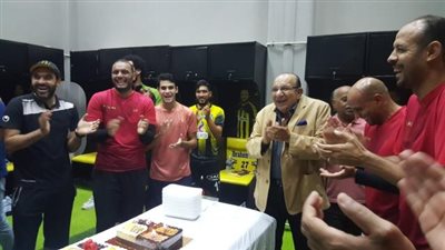 لاعبو المقاولون يحتلفلون بعيد ميلاد المشرف العام على الكرة (صور)