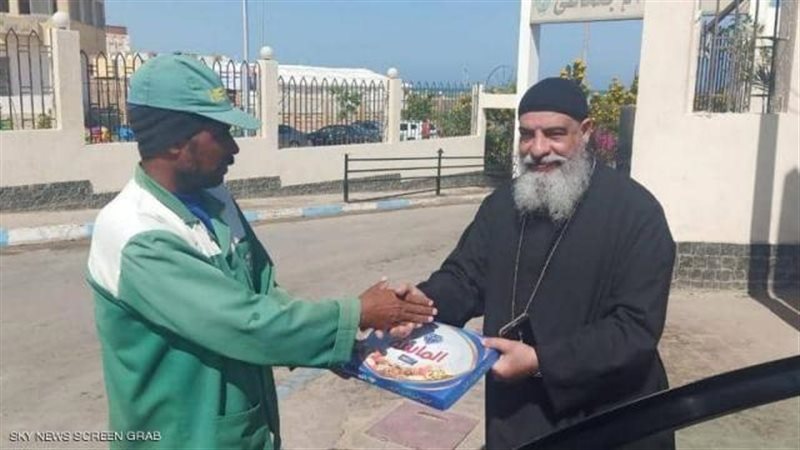 قسيس يهدي عامل علبة