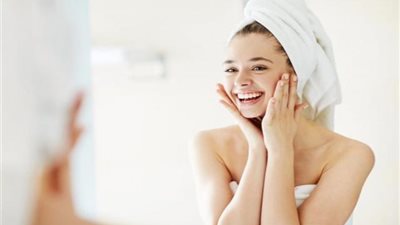 أبرزها استخدام الشامبو قبل البلسم.. عادات يومية خاطئة تضر الشعر