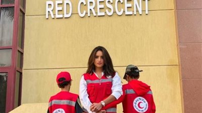 زينة مع أولادها في زيارة الهلال المصري تزامنا مع مرور الشاحنات لغزة (صور)