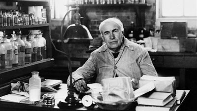 مصباح الكهرباء ليس فكرته وتنازل عن أشعة إكس بعدما فقد نظره.. حقائق صادمة عن اختراعات «توماس إيدسون»