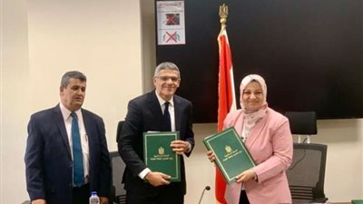 «المصرية لنقل الكهرباء» توقع عقد لإحلال جزء من كابل متعارض مع محور الطريق الأبيض