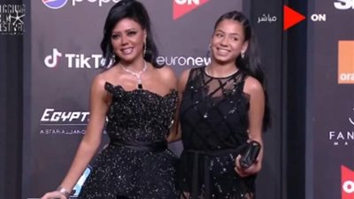 بالصور.. رانيا يوسف : بموت في الفساتين المفتوحة.. وبناتي بيشجعوني علي الفرفشة.. واللي مش عجبه ميبصش