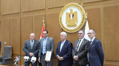 وزير التعليم العالي يلتقي وفد الكلية الملكية للجراحين في أدنبرة بالمملكة المتحدة